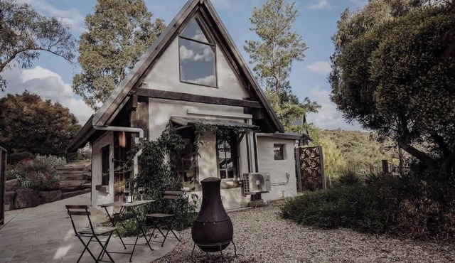 Duck'n Hill Cottage (& EV charge station) in Smiths Gully