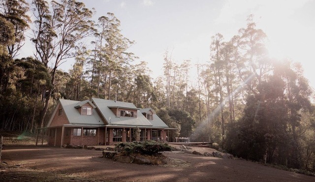 Eaglehawk Lodge Oceanview retreat on Pirate Bay in Eaglehawk Neck