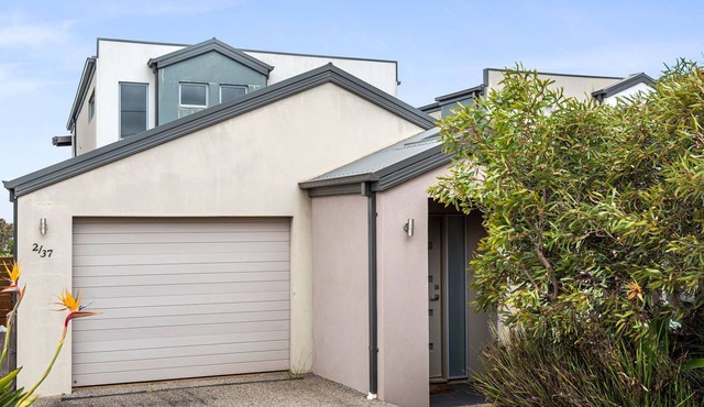 Eastern Views - Modern living with pool and table tennis. in Portarlington