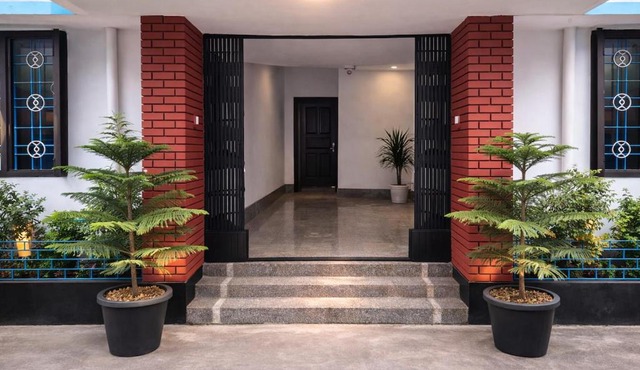 Elegant 4 Bedroom Home Sleeps 8 with Private Parking