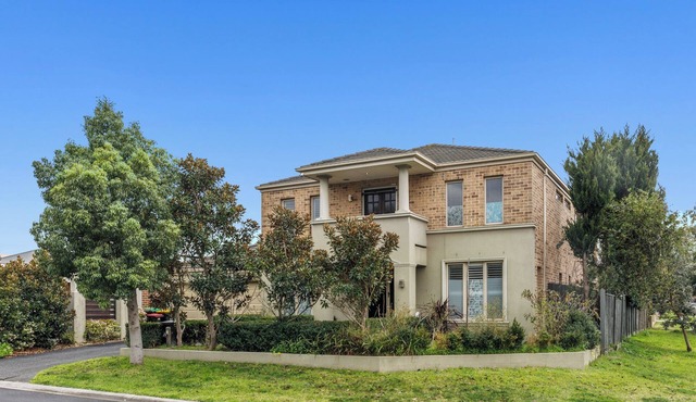 Elegant Home with 3 En-Suites Facing Golf Course in Keysborough