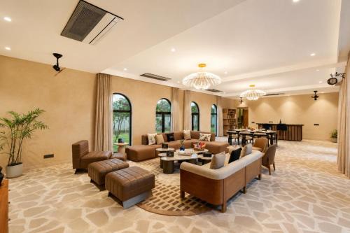 ELIVAAS Prive Heaven Farm Pet-friendly 6-BHK Manor With Private Pool, Gazebo, Indoor Bar, Jacuzzis & Garden