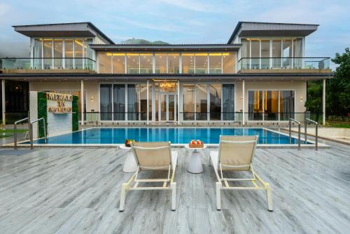 ELIVAAS Signature Meraki Villa - Luxe 5 BHK Glass Villa With Private Pool, Balcony, Garden & Gazebo in Lonavala