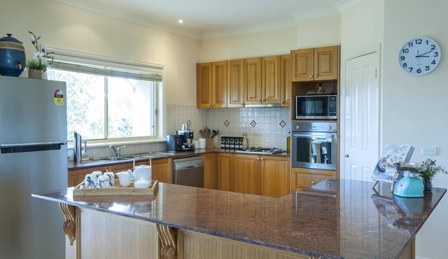 Emerald Lodge - Emerald Lodge is set in the rolling hills of Emerald, just 4km from the centre of the township. in Emerald