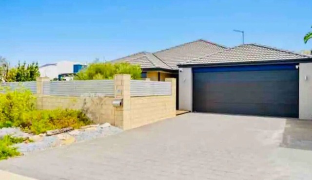 Entire Beach House in Halls Head, sleeps10. Pets welcome. Close to the beach. in Halls Head