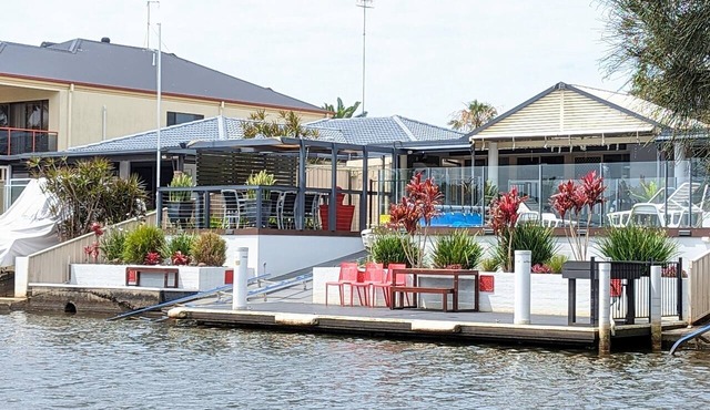Entire Waterfront Home, Fishing Wharf & Private Pool in Forster