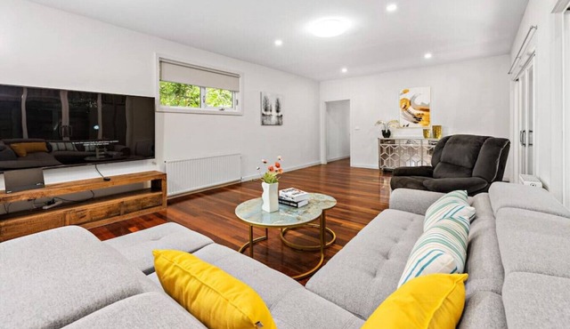 Epic Grand Villa in Canterbury 7 BR Big Group in Canterbury