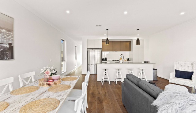 "Everything is Grey" 4-bedroom townhouse with all you need for a perfect stay. in Carrum Downs