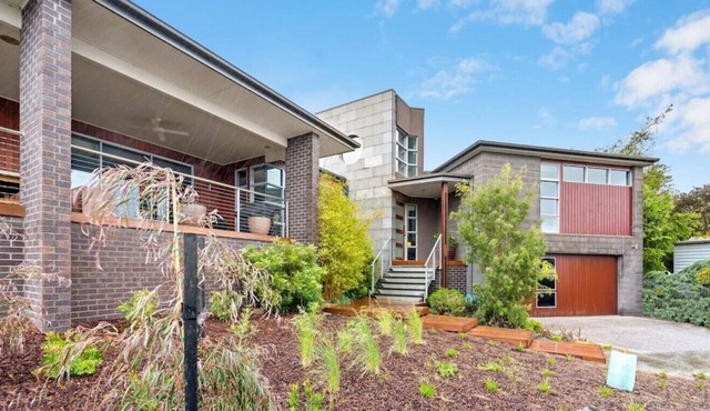F-DUN001 · Architectural marvel: Walk to Sovereign Hill & CBD in Golden Point