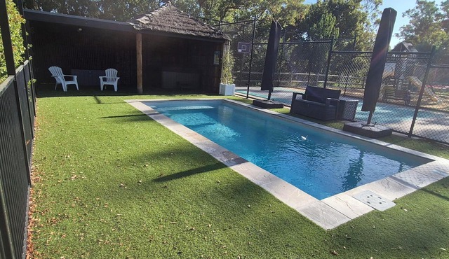 Family Luxury Country Retreat Pool & Spa – Lodge 1 in Yarrambat