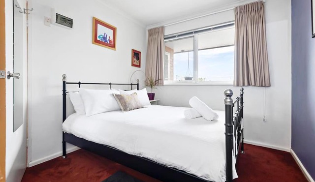 Fitzroy meets Clifton Hill at this Cosy Retreat in Melbourne