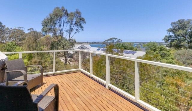 Foreshore | Spacious Metung Escape in Metung
