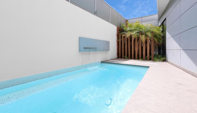 Frankie Luxury pool house Geelong Sleeps 12 Close to GMHBA cafes restaurants shops schools in Newtown and Chilwell