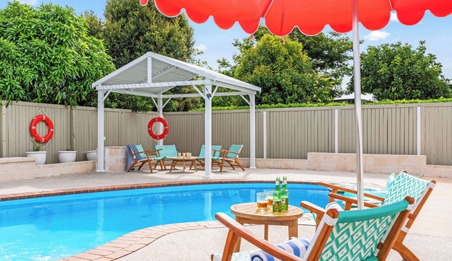 Fraser Coast Modern Beach House 4BR – King Bed, Pool, WiFi Relax & Recharge in Kawungan