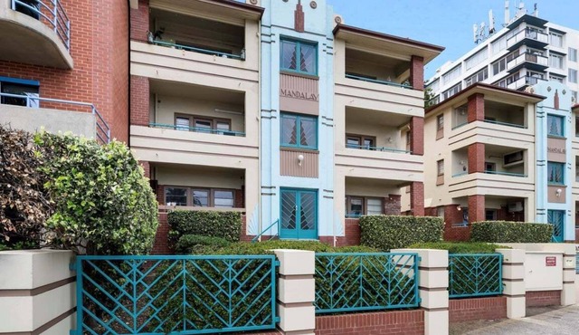 Front-Row St Kilda: Art Deco Apt with Beach Views in St Kilda