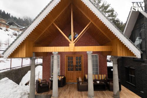 Frozen Fall at Dewdrop Cottages by StayVista - 2BHK with Sports Turf & Gazebo in Gulmarg
