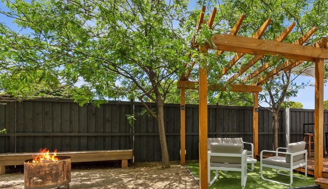 Fully refurbished gorgeous home, central location, 2 bathroom & outdoor fire pit in East Geelong