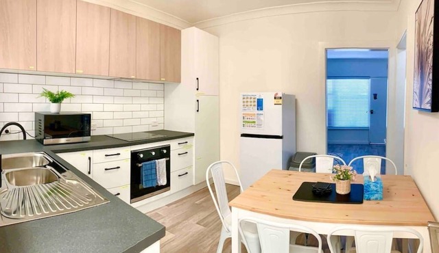 Fully renovated 2 bedroom unit. Free garage parking & unlimited NBN wifi. Bed & bath linen hire inc. in Campbelltown