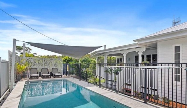 Glebe Cottage with swimming pool. Pet friendly with lots of space to run. in Redland Bay