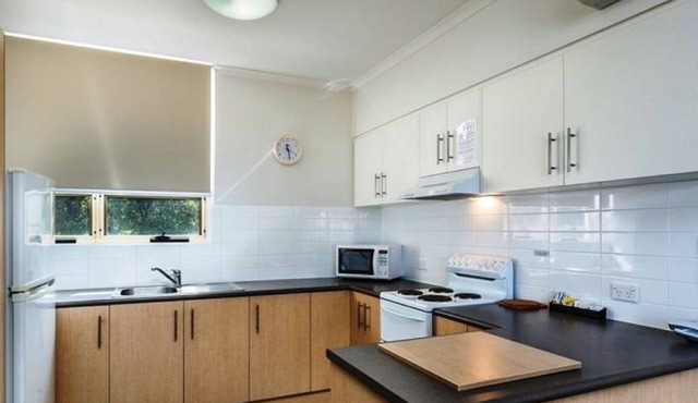 Glenelg Holiday Apartments-Corfu, 200 Meters to the Beach, Free Parking in Glenelg
