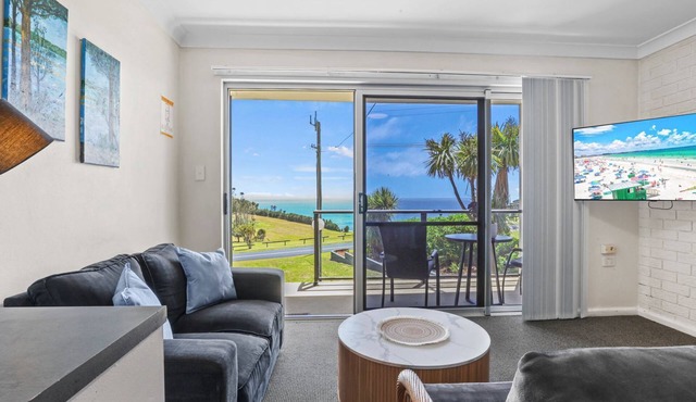Golfers View Unit 5 - enjoy spectacular views of the ocean and golf course. in Narooma