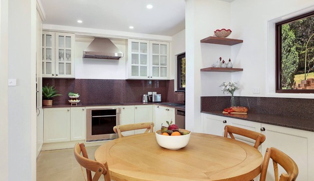 Goolara – luxurious two-storey escape with ensuite bedrooms, sauna and countryside views in Burrawang