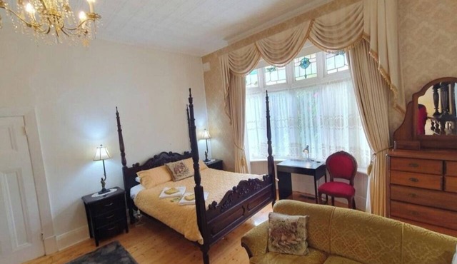 Grandview Central * Period Charm in Glenroy
