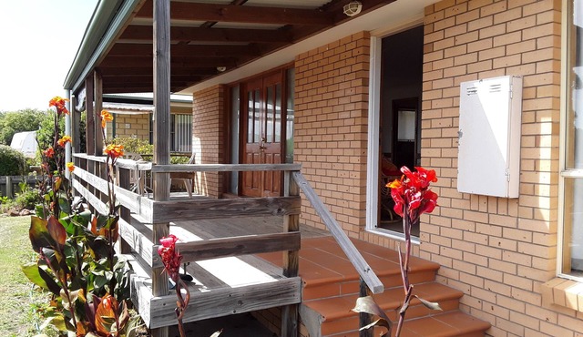 Great accommodation. Full bath, Quiet area. House to yourself & close beaches. in Swansea