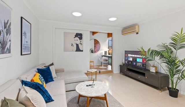 Great Value for Groups | Central Location w/Pool in Robertson