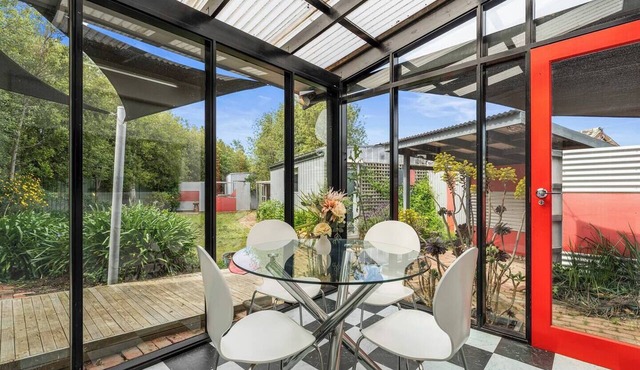 Greenview Bungalow Sunlit Stay near Sovereign Hill in Brown Hill