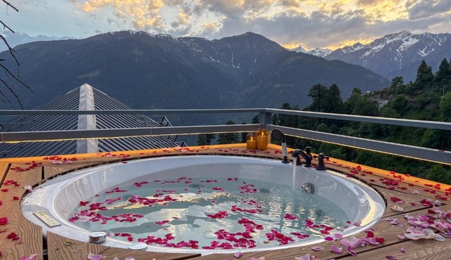 Hamta 270 Cliff Resort - 270 Degree Mountain View Suites, Sethan Manali