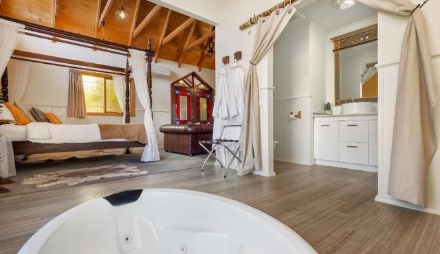 Harem Cottage Gembrook - Spa Bath & Wood Fireplace in Gembrook