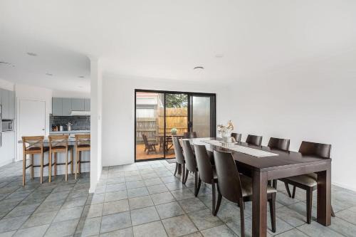Hearthstone Haven - Spacious Beachside Group Getaway in Safety Beach