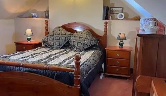 Heritage Loft Queen bed Own Entrance & Bathroom in Sorell