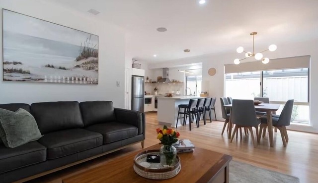 Hidden Gem, Boutique Retreat in East Victoria Park (5 minute walk to cafe strip) in East Victoria Park