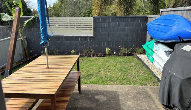Hideaway Reef Cottage semi detached walking distance to beautiful beach. in Hideaway Bay