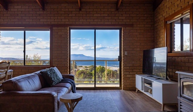 'Hillside Hideaway' - Charming Coastal Shack with Panoramic Views in Orford