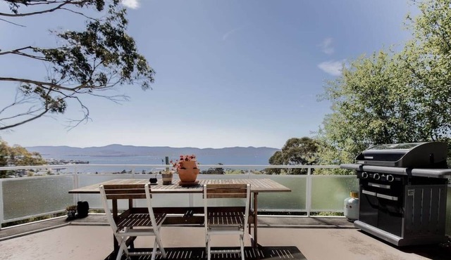 Hillside Retreat in Hobart in Mount Nelson