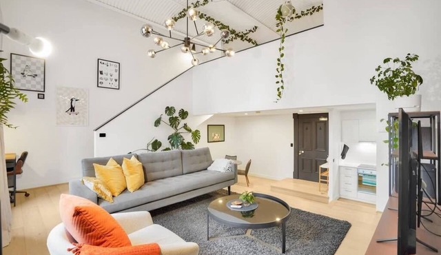 Historic & Designer Loft Style Apt+Parking,Pool in Docklands