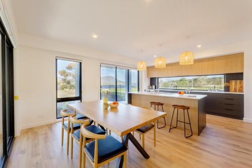 Hobart Luxury Waterfront Retreat 4BR Award-Winning Stay in Hobart