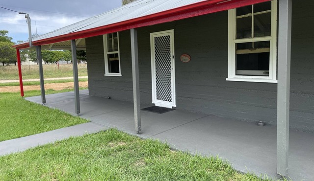 Home away from home. Accomodation in Young. Spacious, cute & cosy cottage All 4U in Young