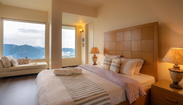 Hostie AJ's Retreat - Sunset Balcony 3BR home with Panoramic Valley Views