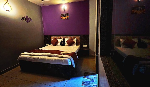 Hotel in enchanting Noida with WiFi, AC, Elevator