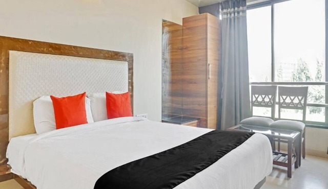 Hotel Maval Grand in Mawal