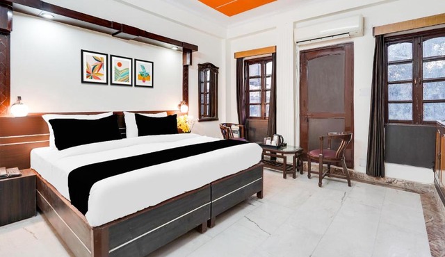 HOTEL O 4 SQUARE A LUXURY ROOMS NEAR RDC MAIN MARKET in Ghaziabad