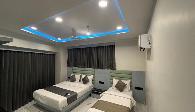Hotel Planet Lake in Ahmedabad