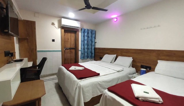 hotel yogeshwar in Mahesana