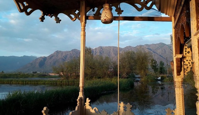 Houseboat Stay in Srinagar