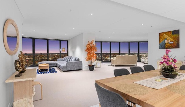 HUGE 3bed 3Bath Skyhigh view in Brisbane