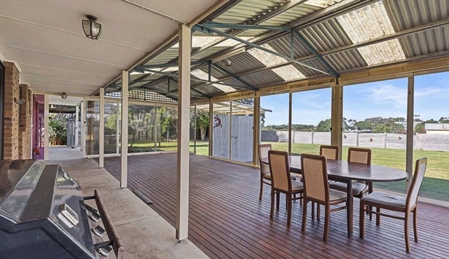 Huge pet & boat friendly house 5 minutes to the port, pub and on the Rail Trail! in Port Welshpool